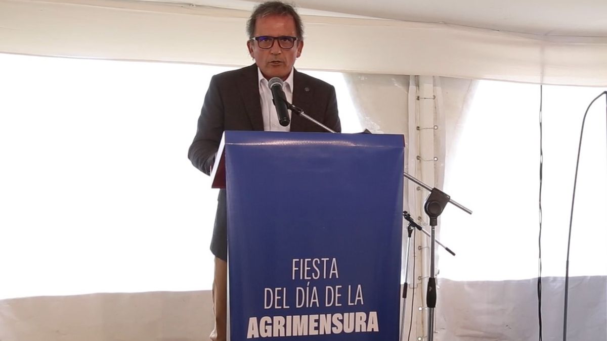 Javier Oyhenart durante su discurso.