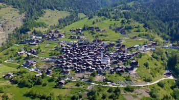 Un pueblo suizo ofrece pagarles a los que vivan allí