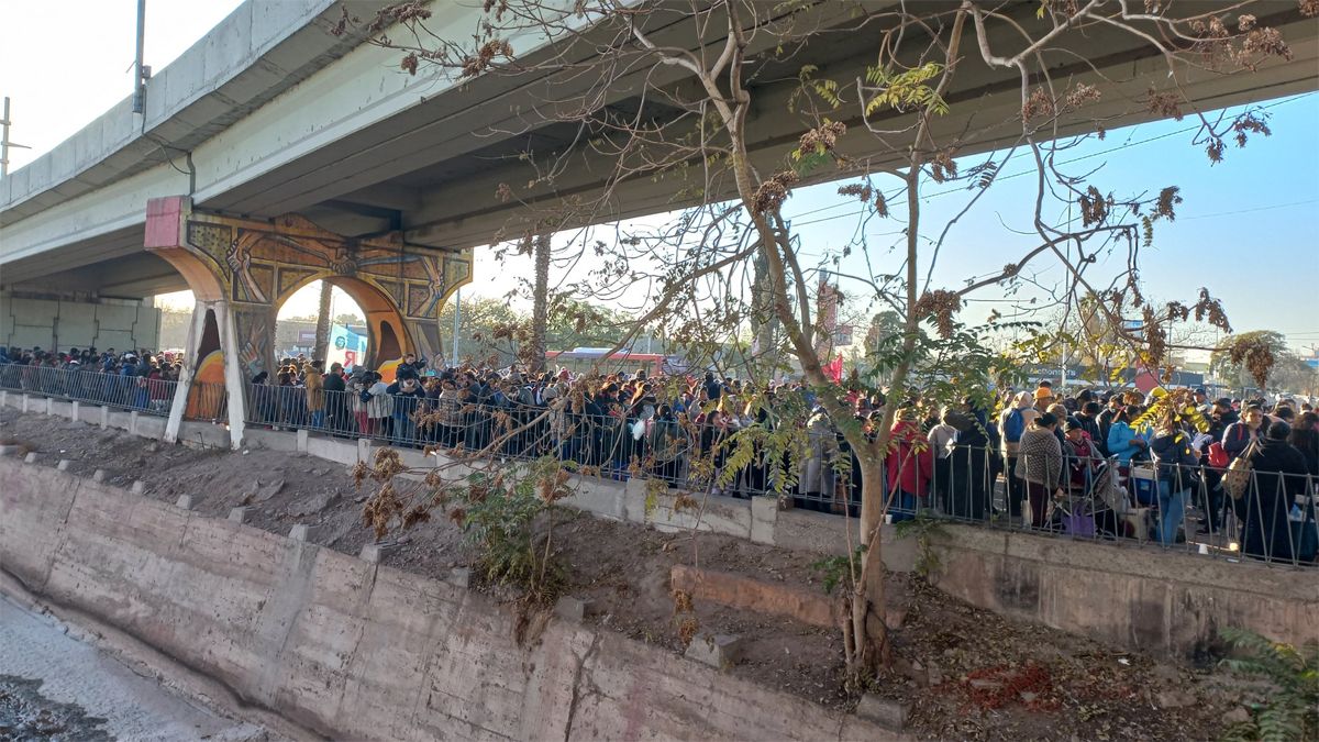 Organizaciones sociales protestaron en el nudo vial y la ciudad de Mendoza fue un caos