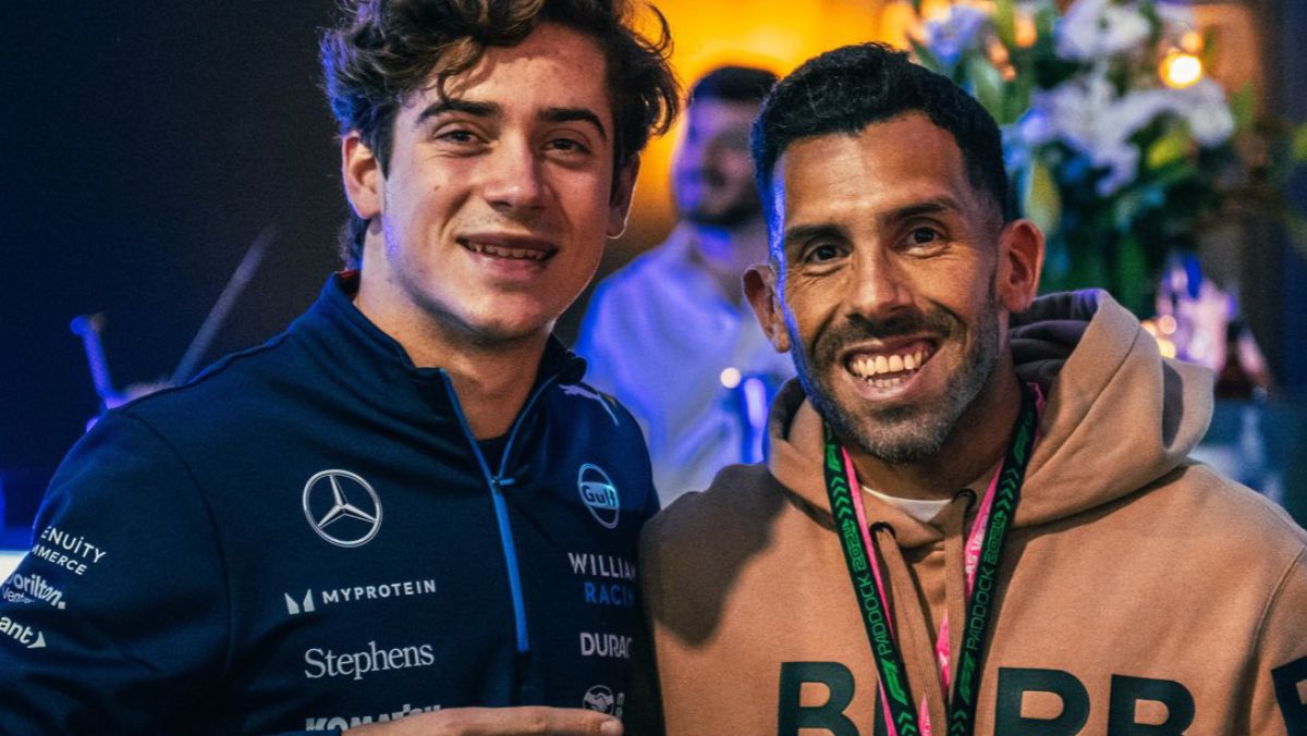 Argentinidad al palo. Franco Colapinto rompe barreras y mixtura deportes y actividades con un factor común: la pasión. Aquí con Carlitos Tevez en Las Vegas, donde el Apache le llevó una camiseta de Boca. Argentinidad al palo. Franco Colapinto rompe barreras y mixtura deportes y actividades con un factor común: la pasión. Aquí con Carlitos Tevez en Las Vegas, donde el Apache le llevó una camiseta de Boca.