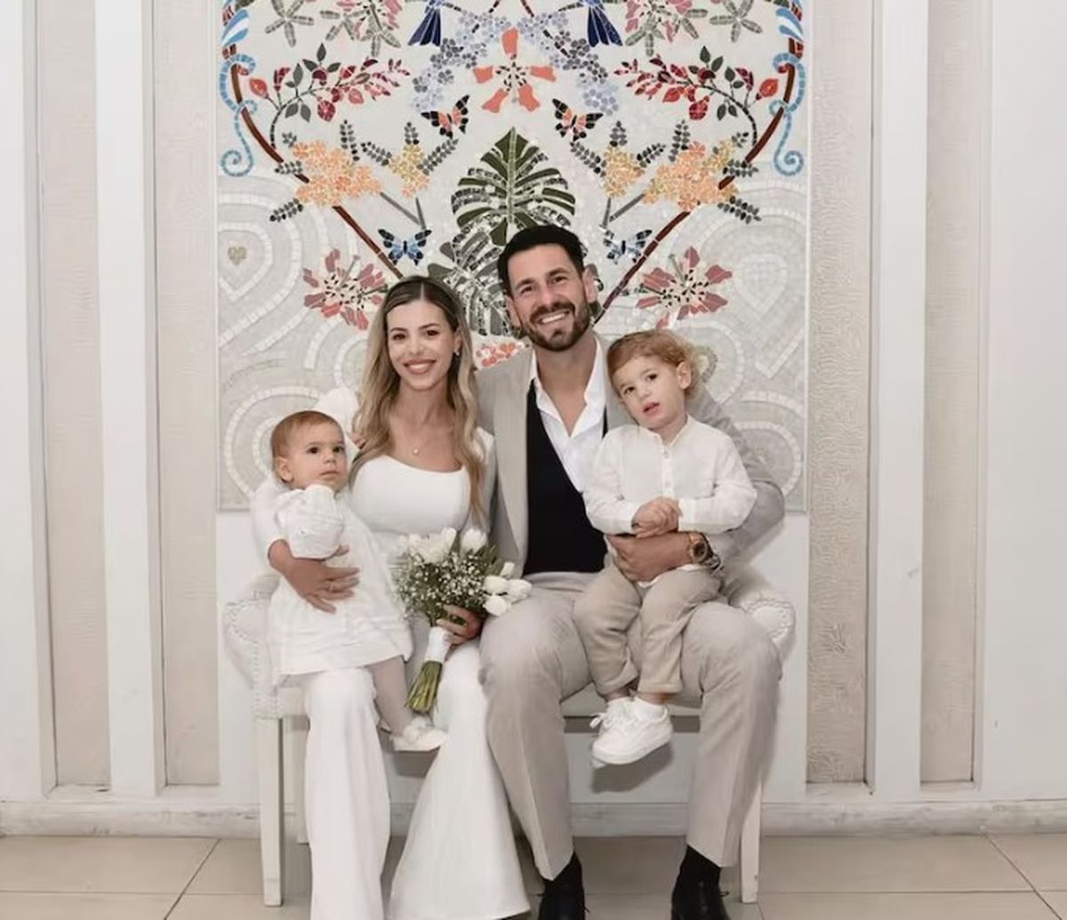 El ex jugador de River junto a su familia.