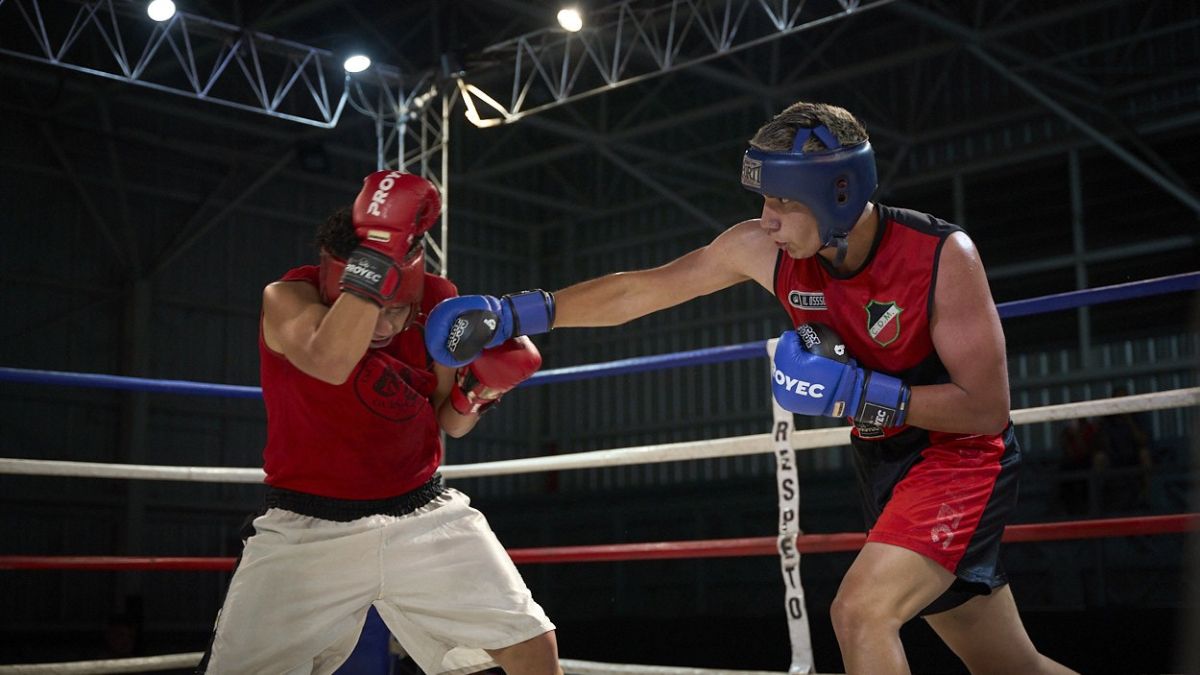 Matías Cornejo atacando con un directo de derecha a Franco Fernández en un duro combate en los 81kg. Matías Cornejo atacando con un directo de derecha a Franco Fernández en un duro combate en los 81kg.