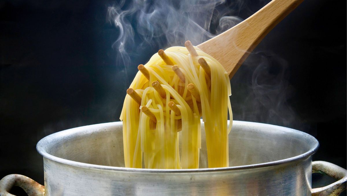 Ni aceite ni manteca: el truco casero para que no se pegue la pasta