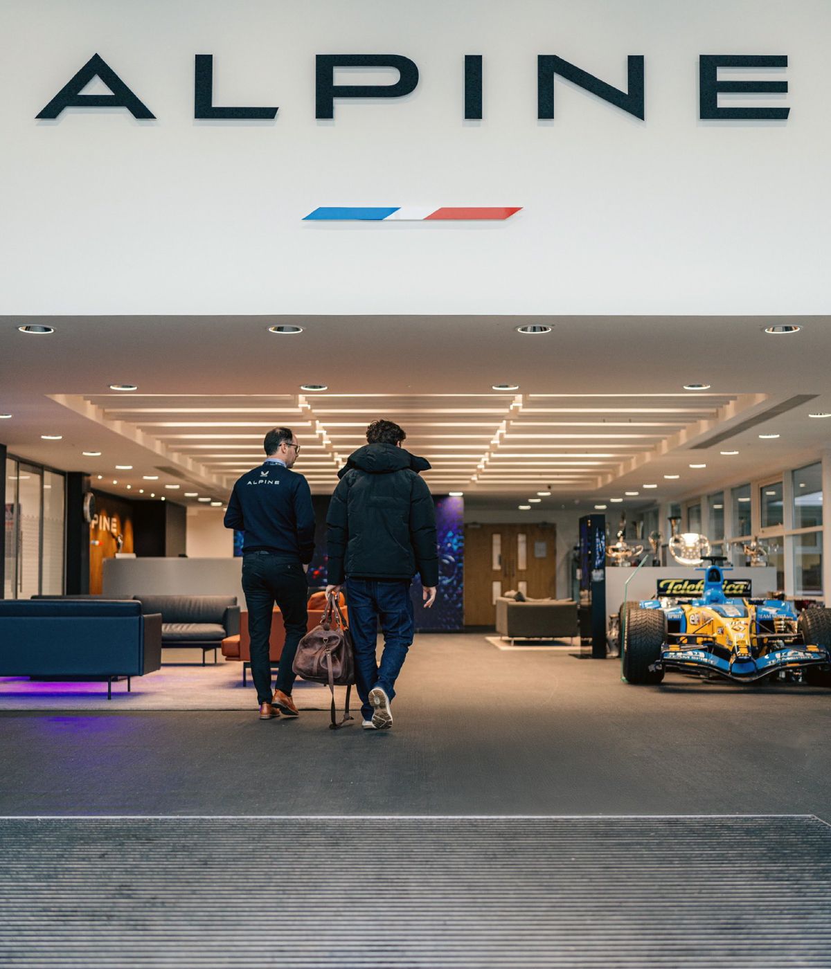 Franco Colapinto llegó este jueves a la sede su nuevo equipo -Alpine- y luego posó junto al "emblema" de la escudería francesa: el auto campeón mundial en el 2005 con Fernando Alonso al volante. Franco Colapinto llegó este jueves a la sede su nuevo equipo -Alpine- y luego posó junto al "emblema" de la escudería francesa: el auto campeón mundial en el 2005 con Fernando Alonso al volante.