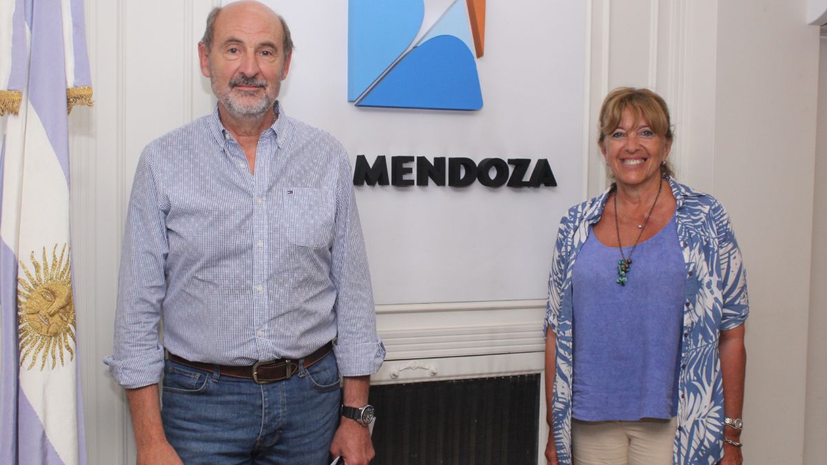 El ministro de Producción, Rodolfo Vargas Arizu, junto a Patricia Giménez en el acto de asunción en ProMendoza. El ministro de Producción, Rodolfo Vargas Arizu, junto a Patricia Giménez en el acto de asunción en ProMendoza.