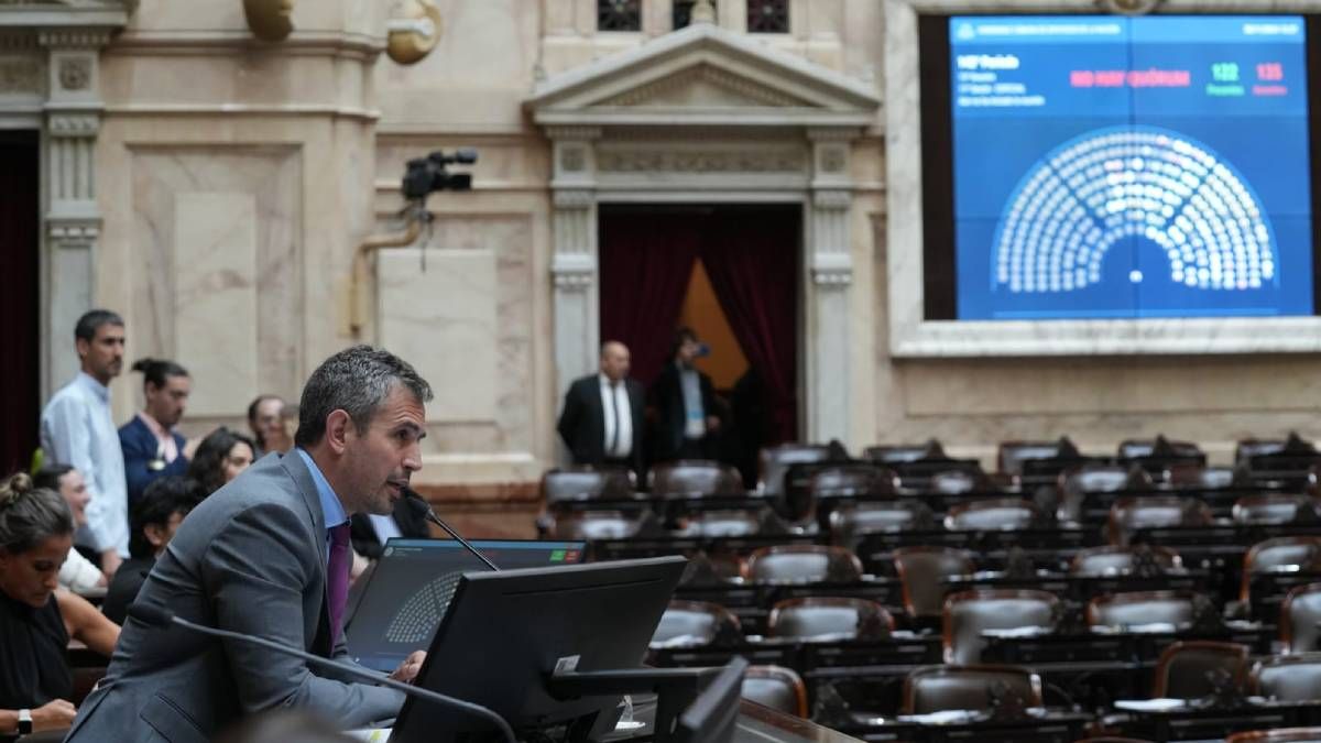 El presidente de la Cámara de Diputados, Martín Menem, suspendió la sesión luego de esperar los 30 minutos reglamentarios para el quórum.