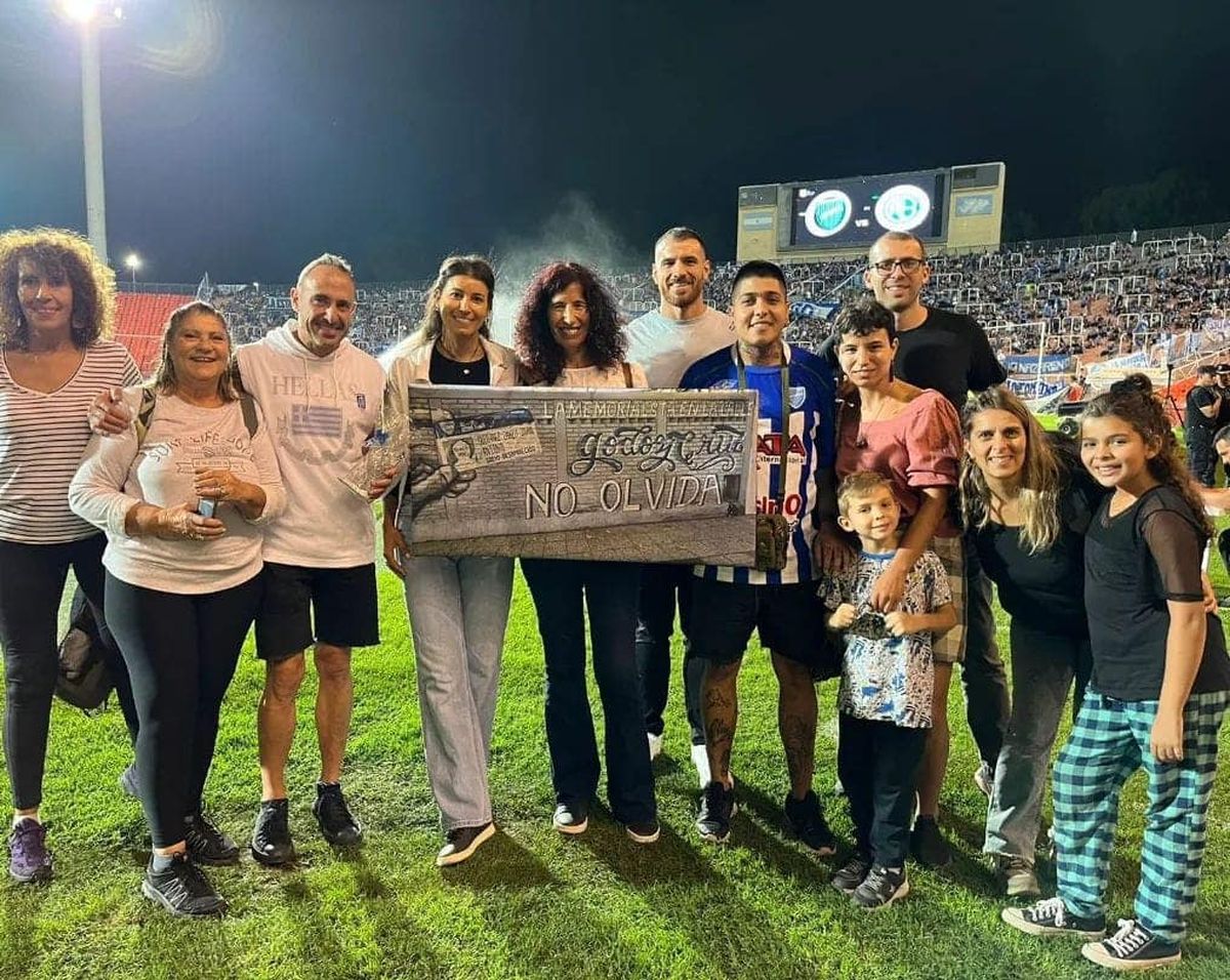 Los familiares de Juan Antonio Gutiérrez, con la réplica del mural.