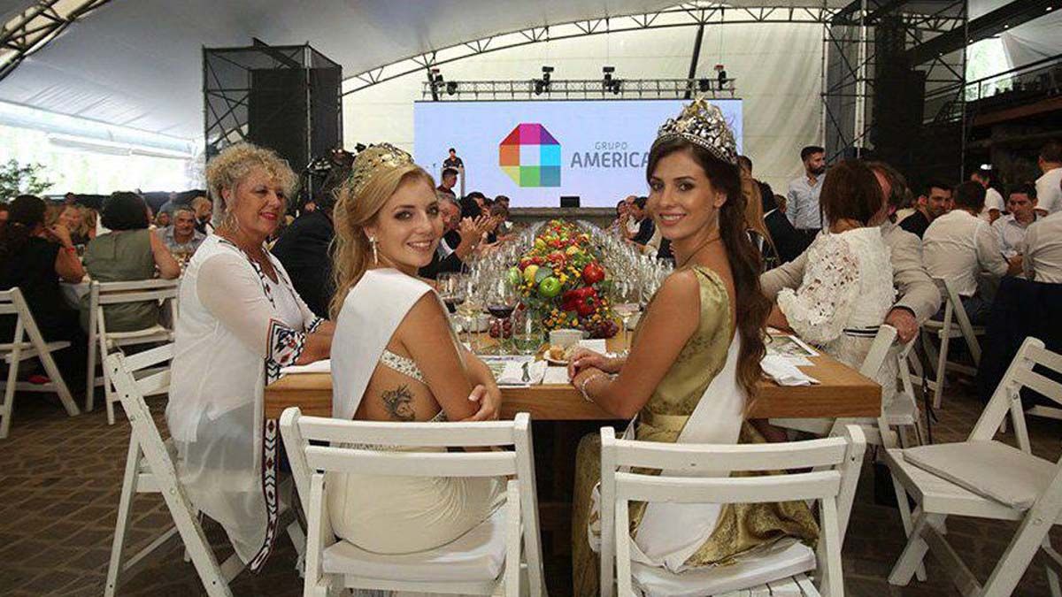 En las edición 2020 de Vendimia Solidaria se recaudaron $23.499.890. Con este dinero, la Fundación Grupo América -a través de la Reina Nacional de la Vendimia, Mayra Tous, y de la Virreina María Eugenia Serrani- pudo concretar acciones benéficas.