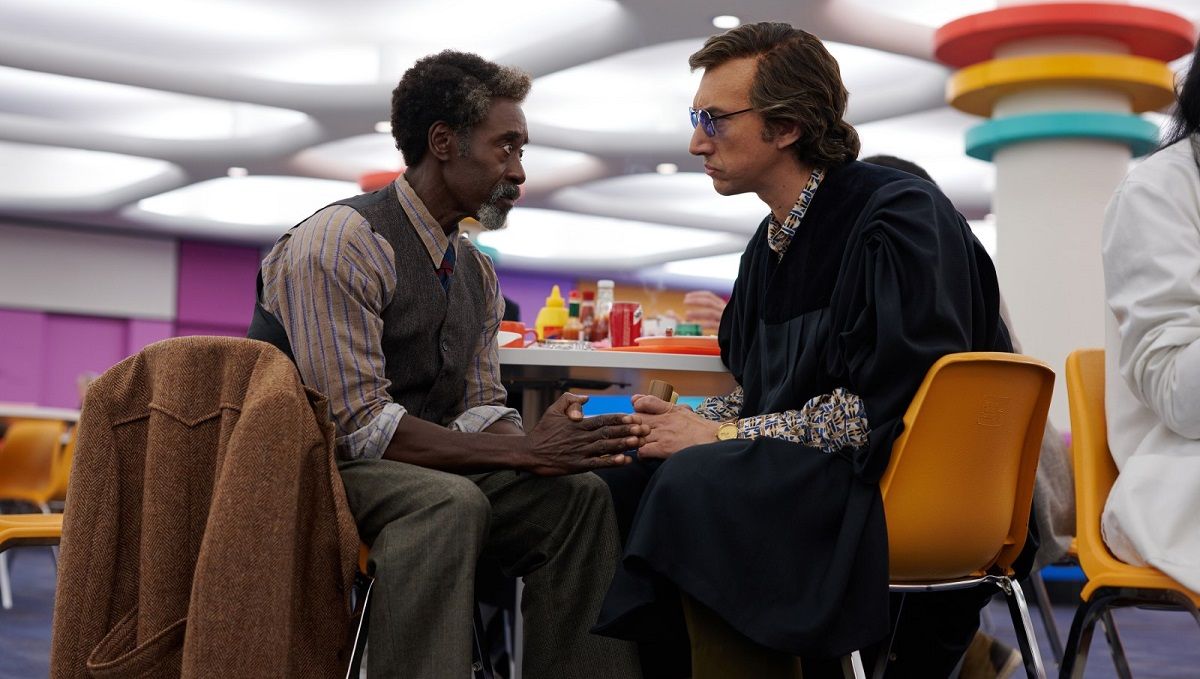 Don Cheadle y Adam Driver protagonizan la película Ruido de fondo.