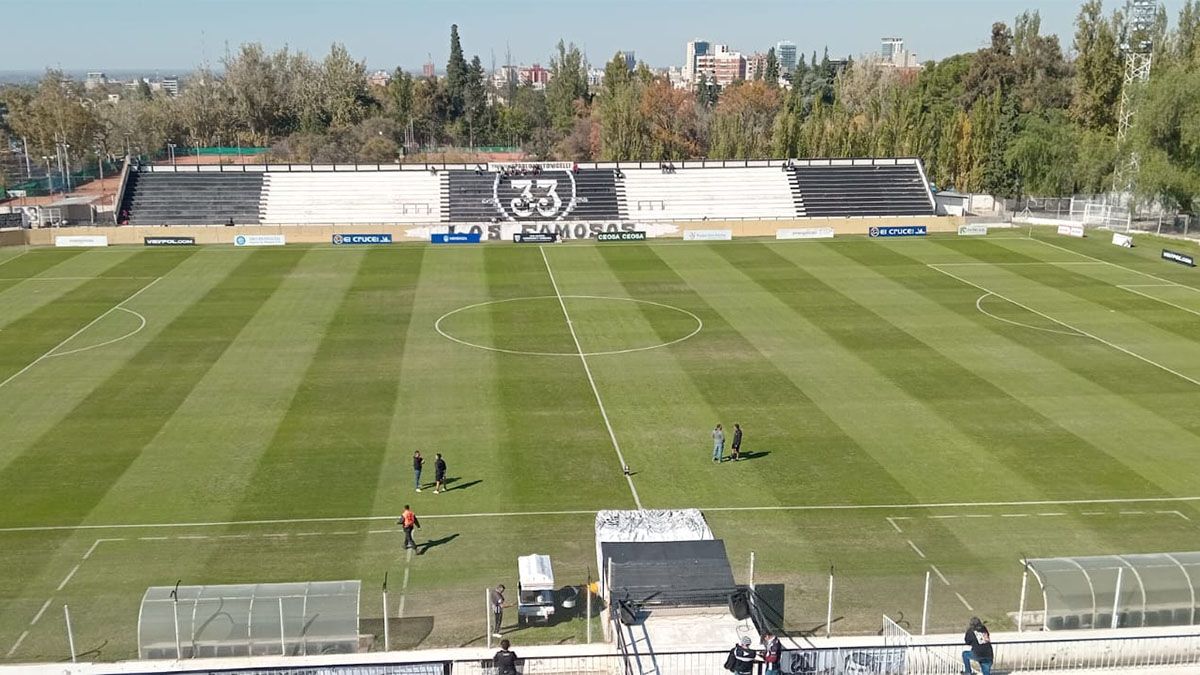 En el estadio Víctor Legrotaglie jugarán Huracán Las Heras y Gutiérrez, por el torneo Federal A. En el estadio Víctor Legrotaglie jugarán Huracán Las Heras y Gutiérrez, por el torneo Federal A.