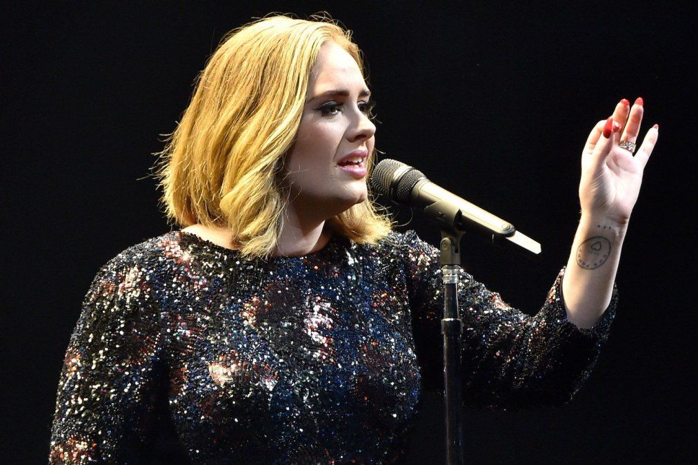 Adele lloró en un concierto por las víctimas de Orlando