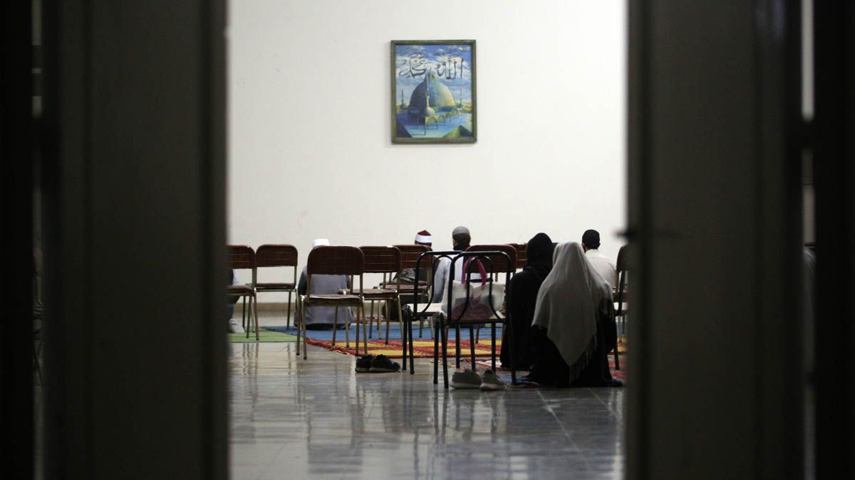 Debido a la pandemia, el rezo no se realizó en la Mezquita y sí en el salón del centro Islámico de Mendoza, para poder tener el distanciamiento correspondiente.