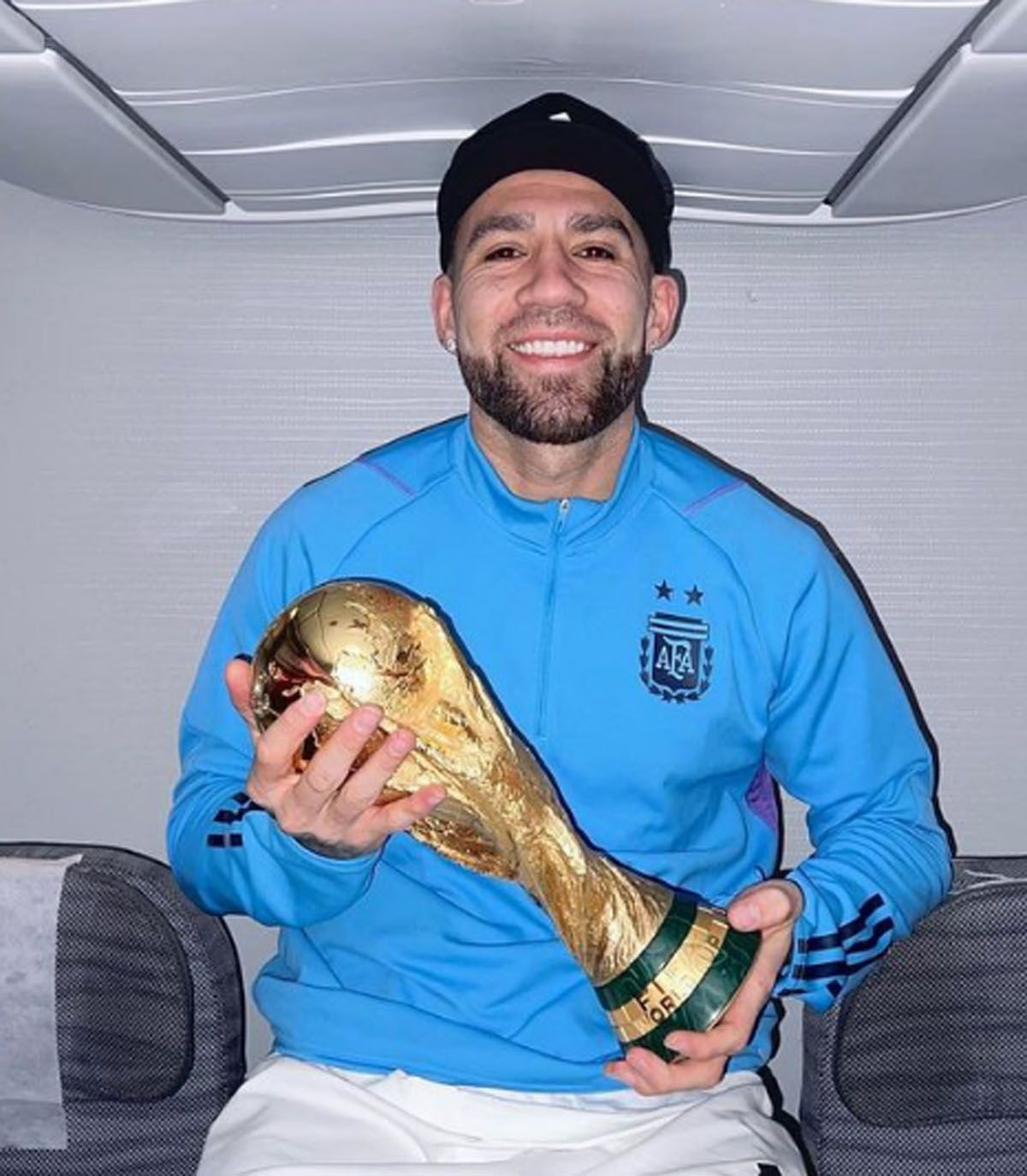 Otamendi amaneció con la Copa del Mundo