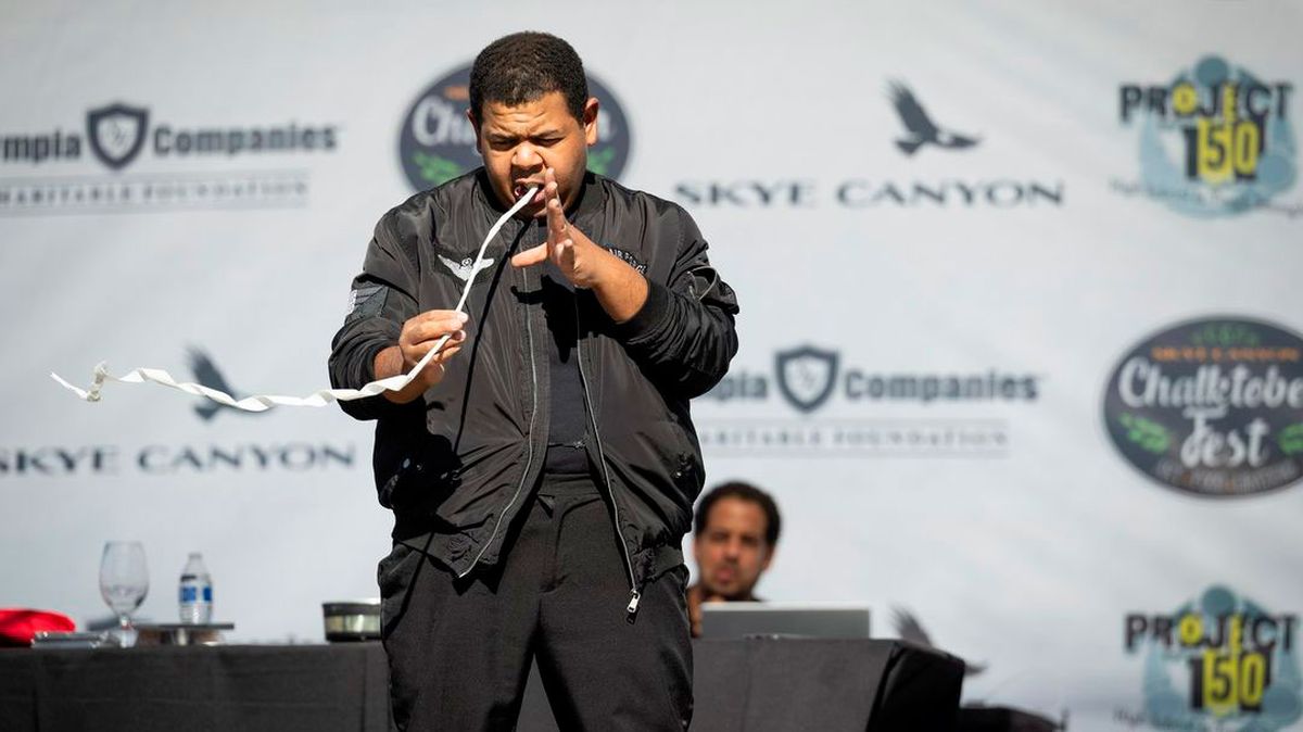 Raushan Hammond es mago e ilusionista internacional. Raushan Hammond es mago e ilusionista internacional.