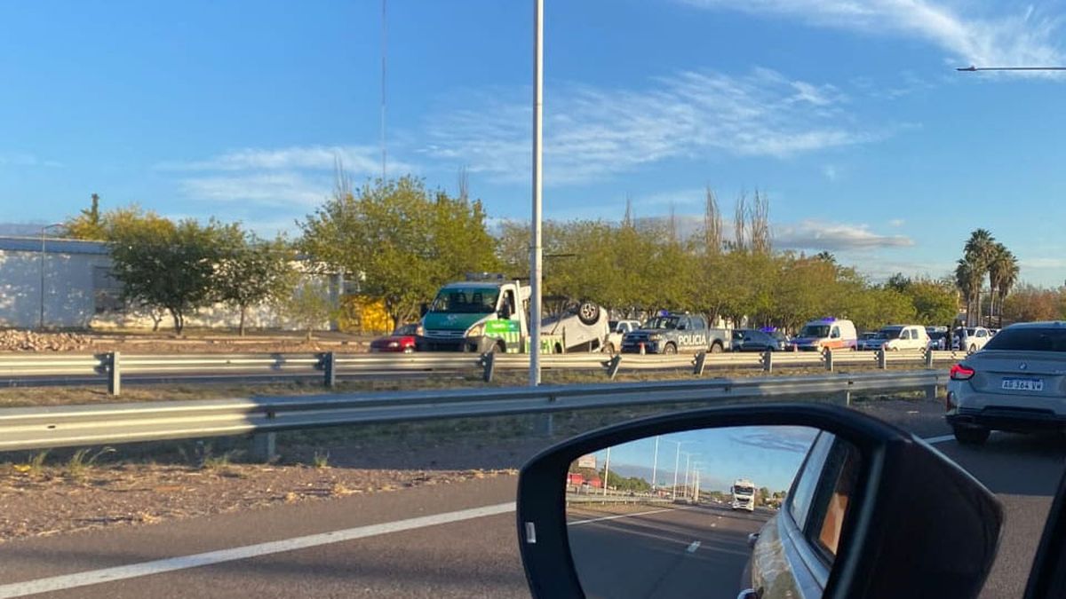 El intendente de Luján, Esteban Allasino, marcó que para él parte de los fondos de Portezuelo deberían ir a terminar la obra de la tercera trocha del Acceso Sur y al corredor bioceánico. El intendente de Luján, Esteban Allasino, marcó que para él parte de los fondos de Portezuelo deberían ir a terminar la obra de la tercera trocha del Acceso Sur y al corredor bioceánico.