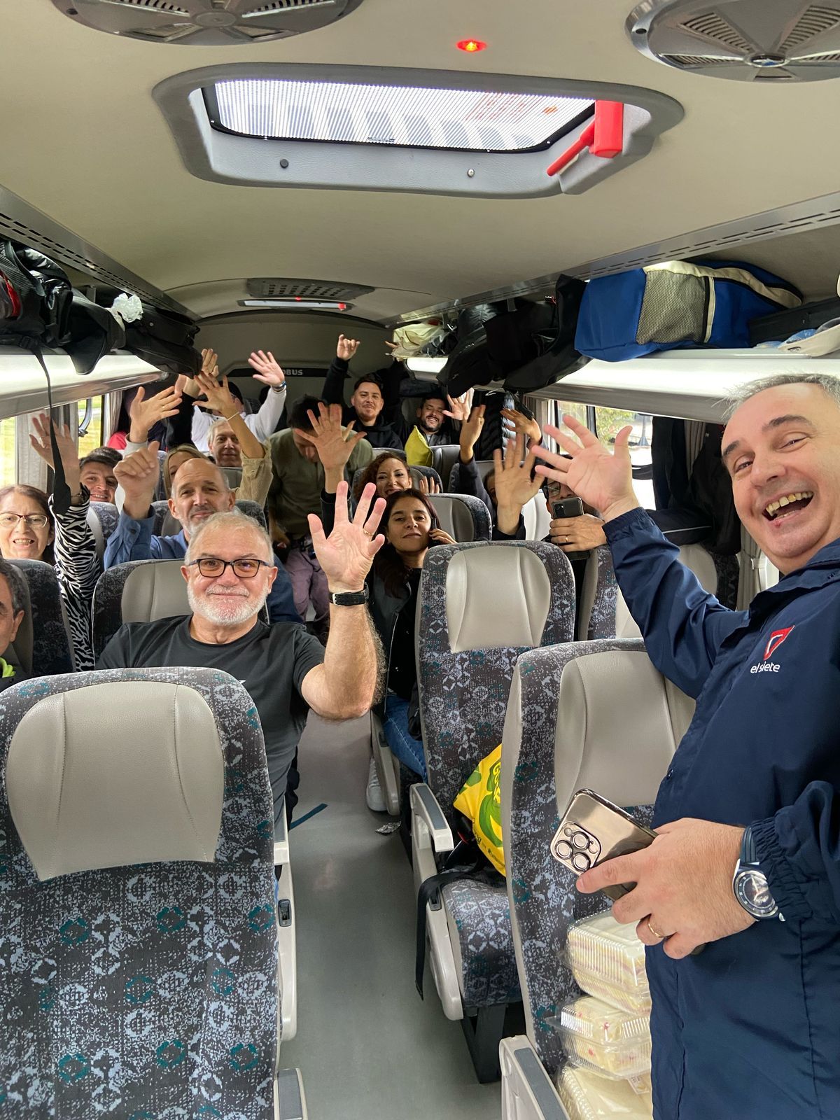 Periodistas, conductores y productores de El Siete y Radio Nihuil viajaron juntos a Tucumán para asistir a la gala de APTRA. Periodistas, conductores y productores de El Siete y Radio Nihuil viajaron juntos a Tucumán para asistir a la gala de APTRA.