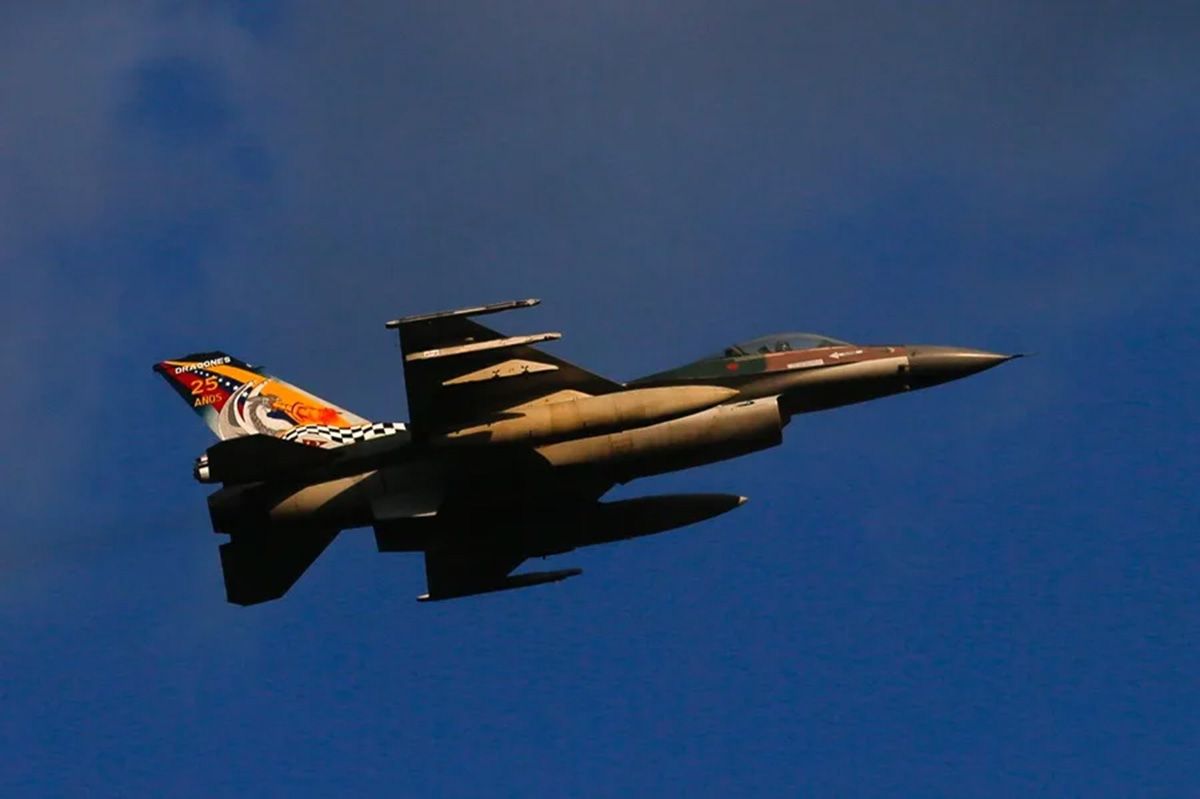 Un avión caza F-16 de la Fuerza Aérea de Venezuela hace una aparición durante un acto militar (Archivo). Crédito: EFE/Cristian Hernández.