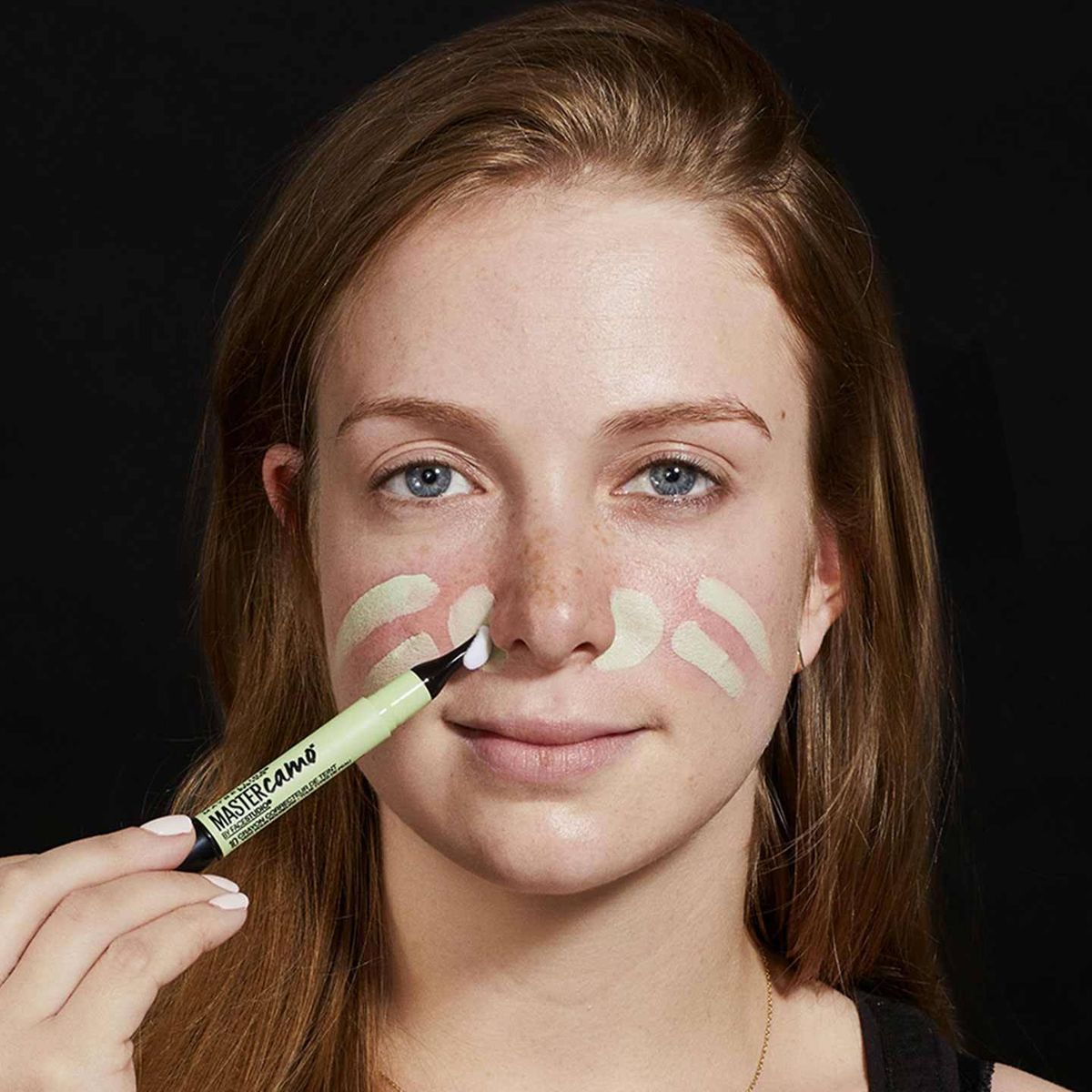 Trucos para maquillar los efectos notorios de un resfrío que se ven en el rostro. 