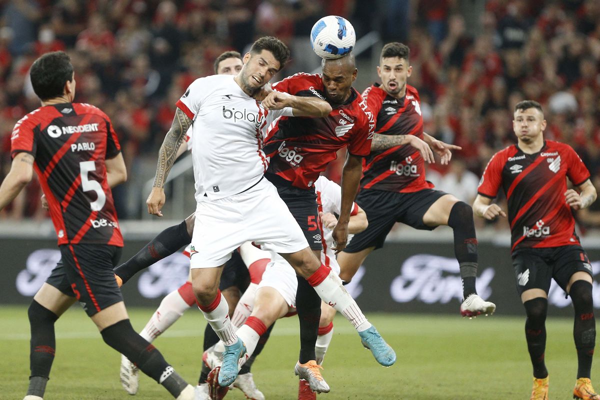 Estudiantes empató con Paranaense y mantiene su ilusión intacta en la Copa Libertadores