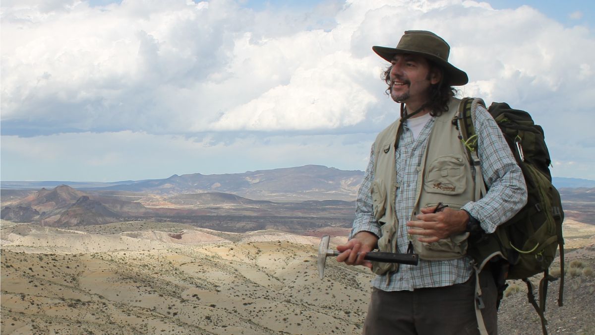 Bernardo González Riga es un mendocino profesor titular de la UNCUYO, director de la carrera de Geología, investigador del Conicet y fundador y director del Laboratorio y Museo de Dinosaurios de la FCEN y fue invitado a participar del equipo organizado por el investigador chileno David Rubilar-Rogers que hizo el hallazgo del titanosaurio en Atacama.
