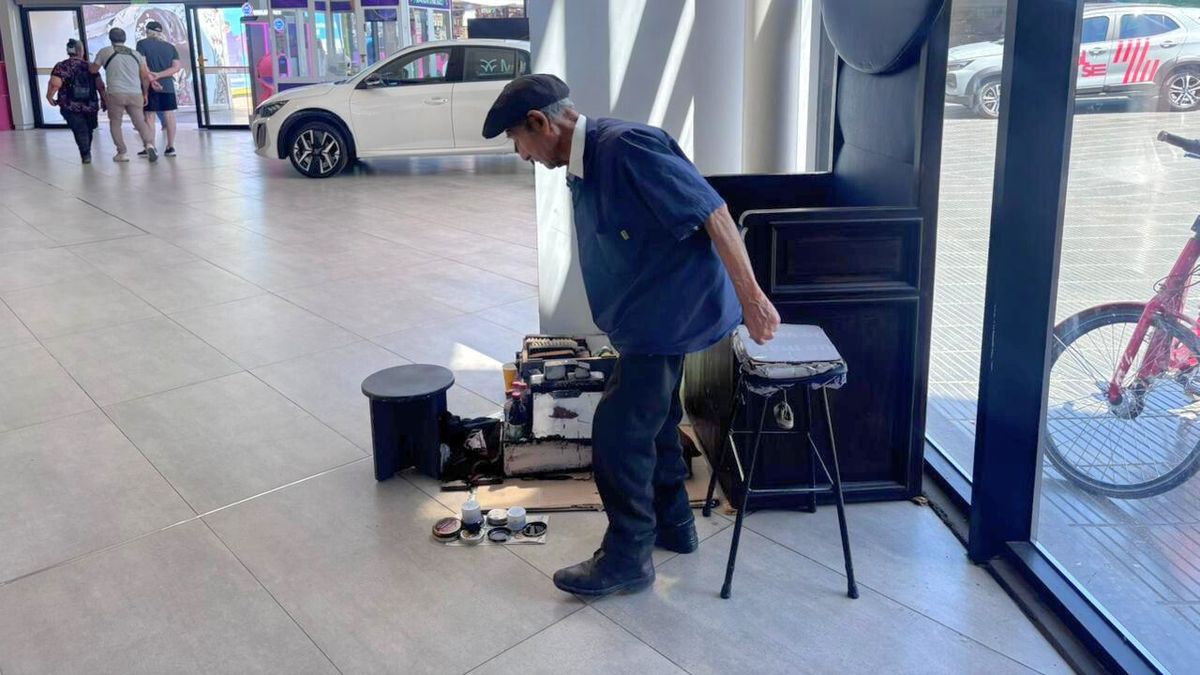 Un día cualquiera en la terminal. Victor madruga y permanece 12 horas diarias trabajando. Un día cualquiera en la terminal. Victor madruga y permanece 12 horas diarias trabajando.