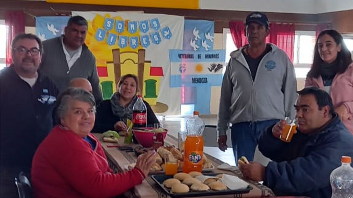 Los veteranos de malvinas y sus esposas disfrutaron de una tarde junto con los chicos de la escuela de Lavalle.