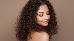 Si tienes el pelo con rulos, te enseñamos a cuidarlo cuando baja la temperatura