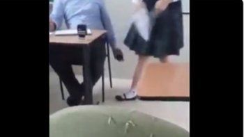 Video: escracharon a un profesor que filmaba a sus alumnas bajo la falda