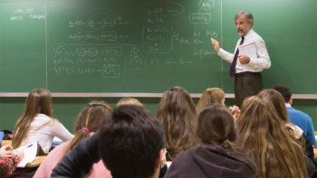 Un profesor filmaba a sus alumnas por debajo de sus faldas