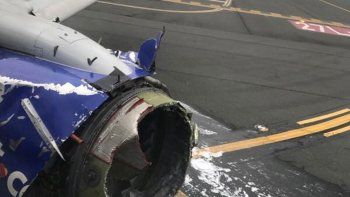 Explotó el motor de un avión, los restos rompieron una ventanilla y una mujer murió