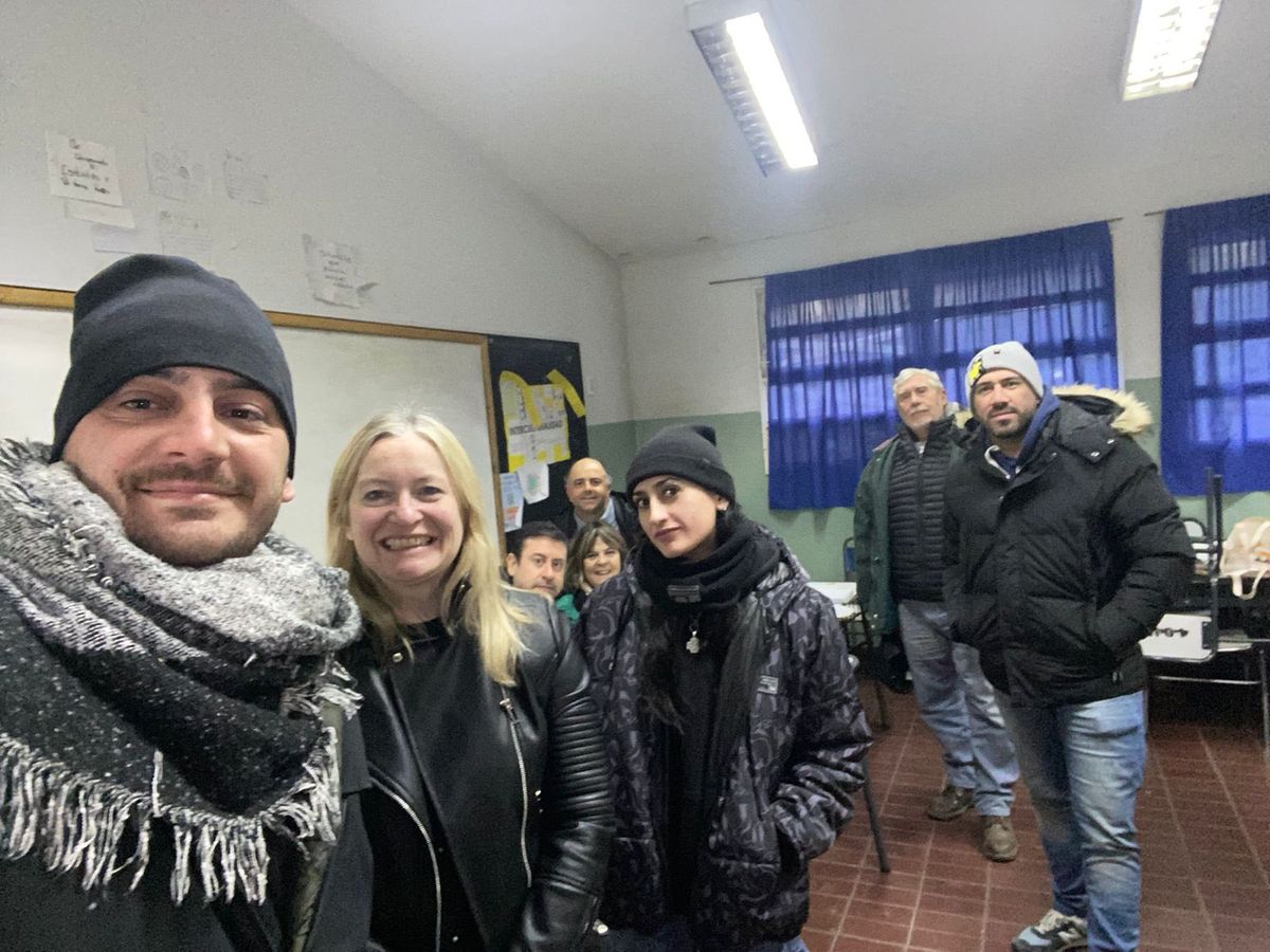 Hebe Casado tras su votación en San Rafael junto a la militancia del PRO. Hebe Casado tras su votación en San Rafael junto a la militancia del PRO.