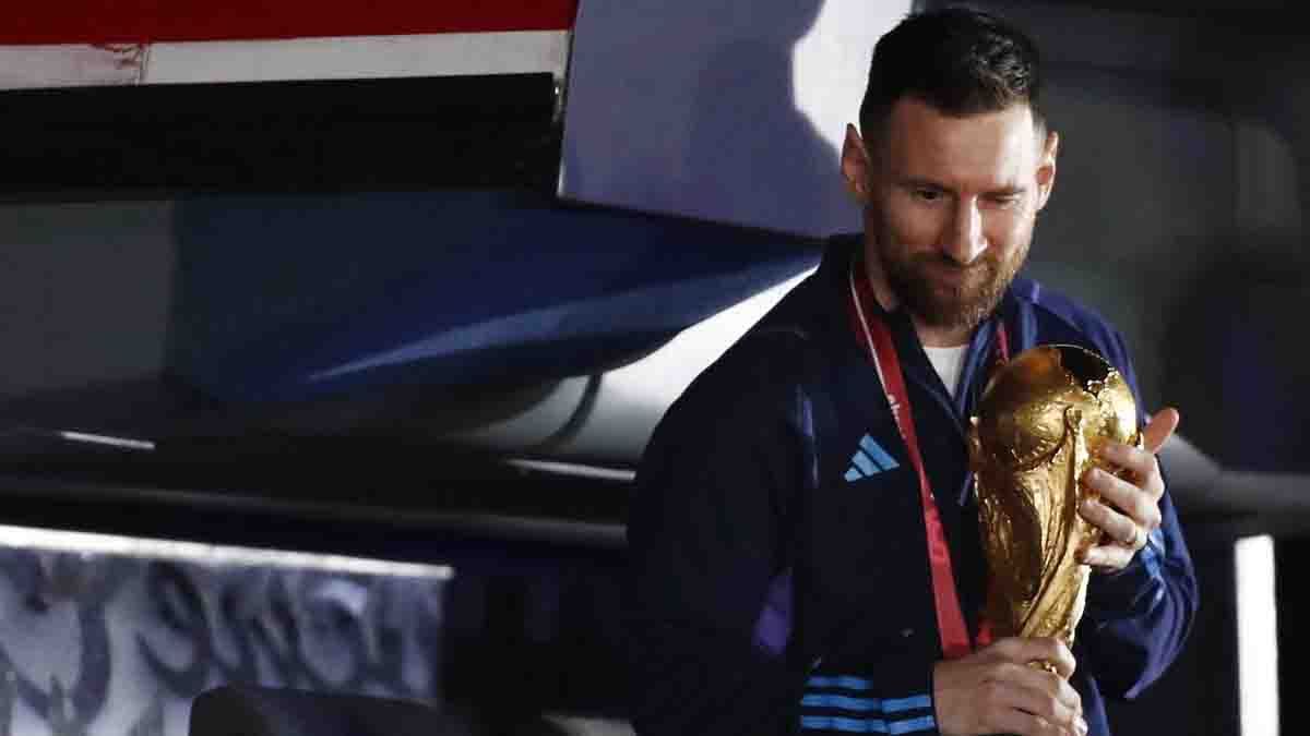 Lionel Messi con la Copa del Mundo. Es candidato favorito a ganar el Olimpia de Oro 2022.