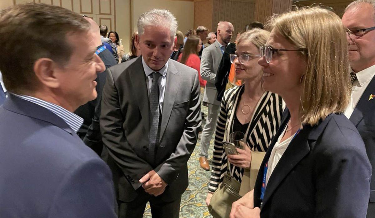 Rodolfo Suarez y Emilio Guiñazú Fader, en la pasada feria canadiense sobre minería. Prensa Gobierno