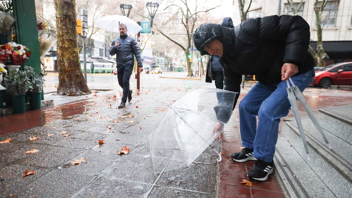Se viene un fin de semana largo nublado y gris, con brusco descenso en la temperatura y lluvias o lloviznas en Mendoza. Se viene un fin de semana largo nublado y gris, con brusco descenso en la temperatura y lluvias o lloviznas en Mendoza.