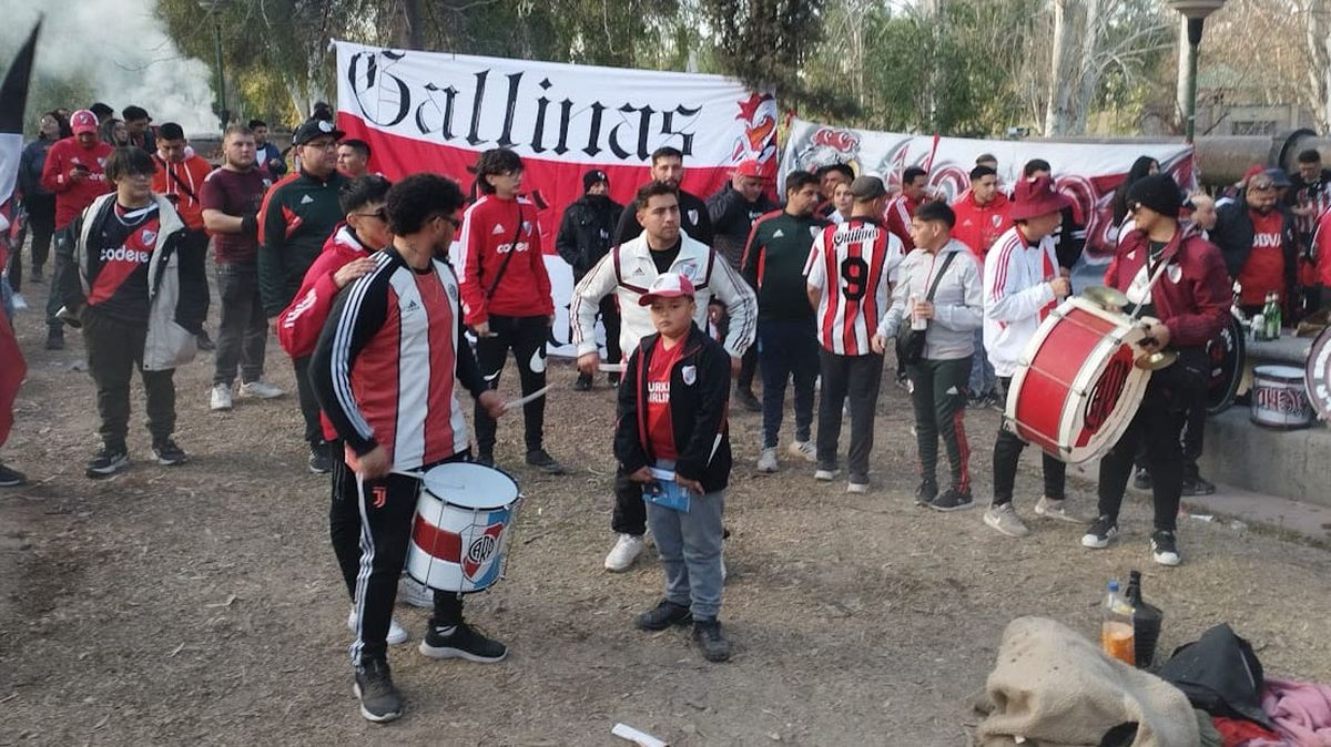 Los hinchas de River Plate coparon desde temprano las inmediaciones del estadio Malvinas Argentinas.