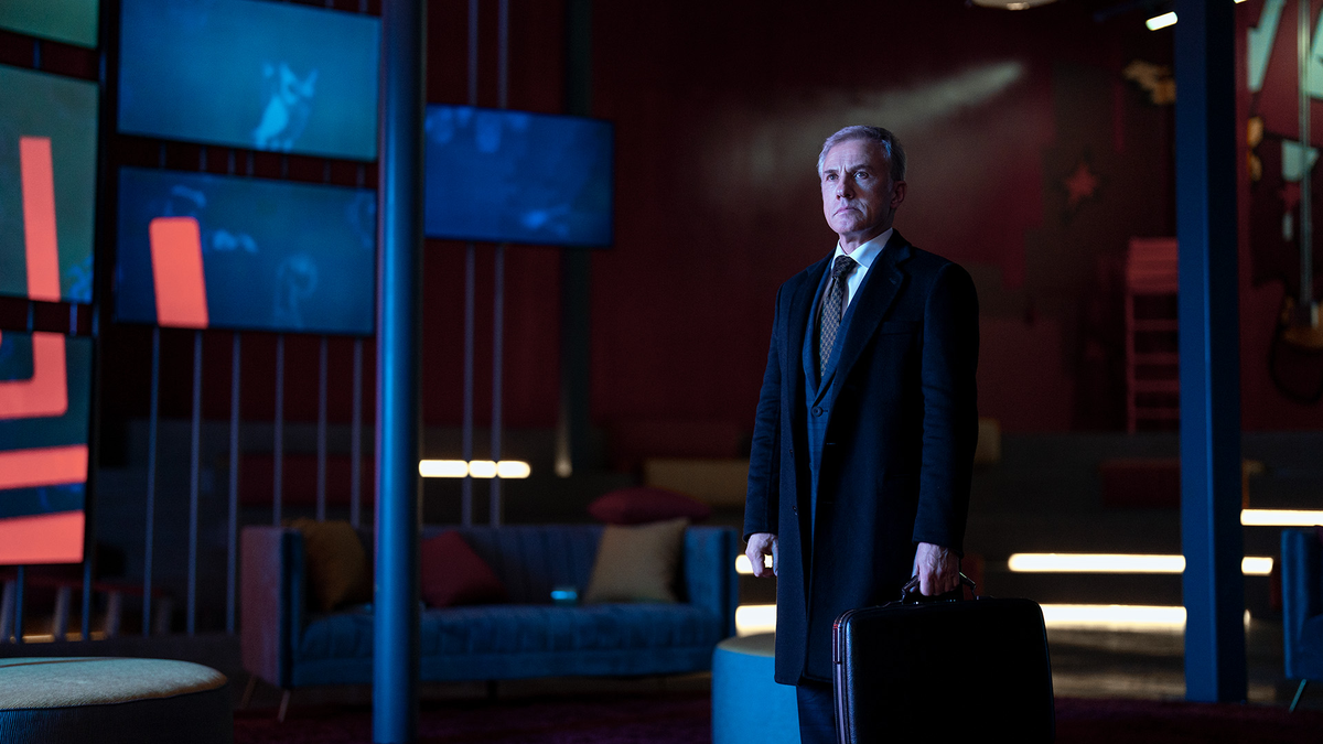 Christoph Waltz interpreta a Regus Patoff, el consultor y nuevo jefe. Imagen: Prime Video Christoph Waltz interpreta a Regus Patoff, el consultor y nuevo jefe. Imagen: Prime Video