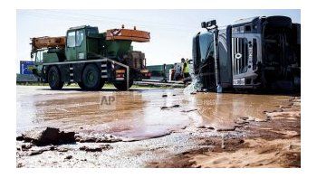 Un camión volcó y derramó toneladas de chocolate