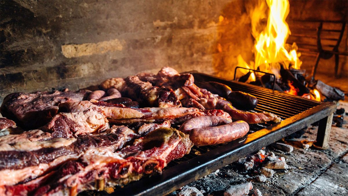 Si la parrilla está muy pegada al fuego, probablemente la carne que esté más cerca se carbonizará.