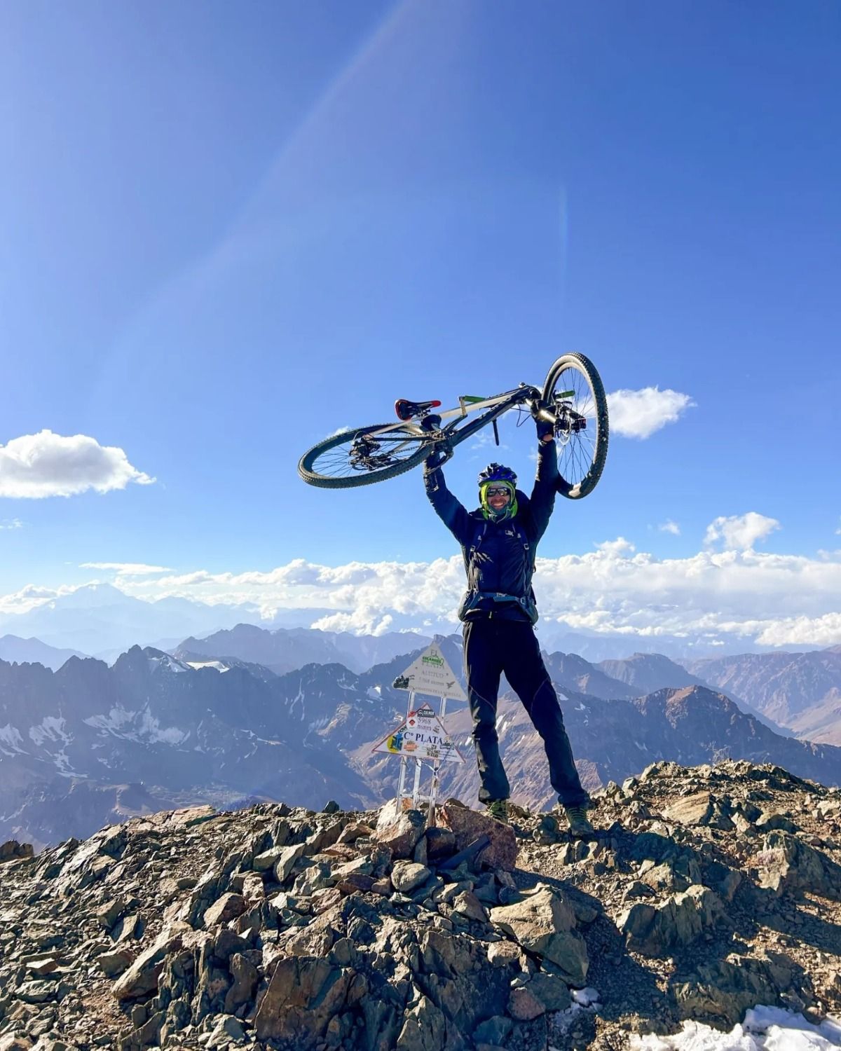 En la cumbre del cerro El Plata, a casi 6.000 metros sobre el nivel del mar, en la Cordillera de los Andes. En la cumbre del cerro El Plata, a casi 6.000 metros sobre el nivel del mar, en la Cordillera de los Andes.