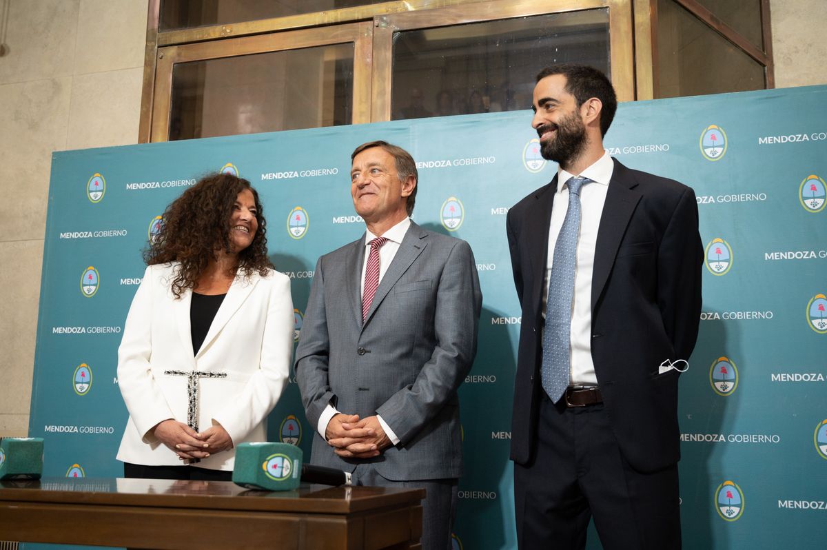 El momento en que Nora Vicario asumió como ministra, acompañada de Rodolfo Suarez y Victor Fayad.