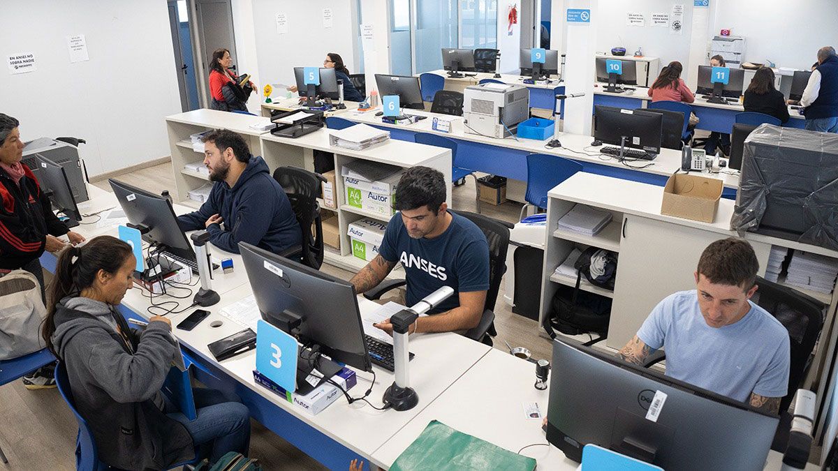 Los jubilados y pensionados de ANSES continuarán recibiendo el bono de $70.000 que se otorga como refuerzo económico a ciertos sectores durante septiembre de 2025. Los jubilados y pensionados de ANSES continuarán recibiendo el bono de $70.000 que se otorga como refuerzo económico a ciertos sectores durante septiembre de 2025.