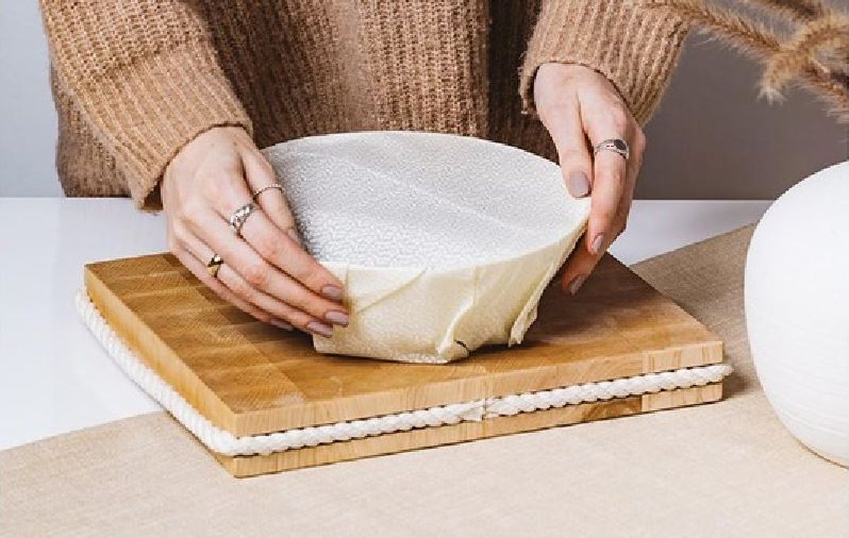 La vida útil de los envoltorios es aproximadamente de un año, dado a que la cera se va saliendo en cada lavada, pero una vez cumplido este período puede compostarse, al igual que la etiqueta y su bolsa contenedora elaborada con plástico de almidón de maíz.