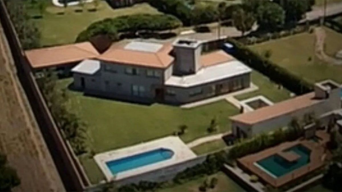 La llamada mansión de Luis Lobos fue rematada por $172 millones que recibió la DGE gracias a un fallo de la jueza civil María Paz Gallardo en 2021, en el primer caso de extinción de dominio en el país. La llamada mansión de Luis Lobos fue rematada por $172 millones que recibió la DGE gracias a un fallo de la jueza civil María Paz Gallardo en 2021, en el primer caso de extinción de dominio en el país.