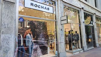 Delincuentes reventaron la vidriera de Rochas y se robaron ropa en pleno centro