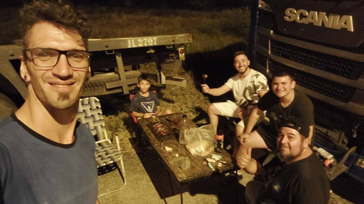 La noche y una mesa improvisada para la cena. La noche y una mesa improvisada para la cena.