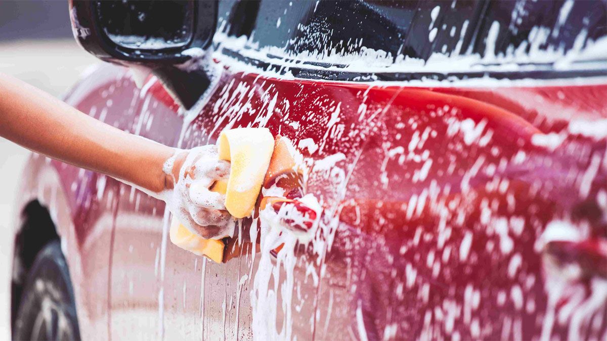 Las personas usan el detergente de lavar los platos para lavar el auto, un error que a lo largo, atenta contra la pintura.