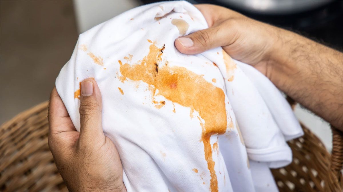 Cómo limpiar las manchas de salsa de la ropa