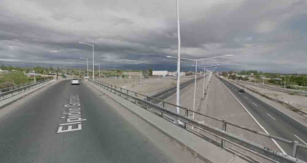 Un muerto al caer en su auto desde un puente tras ser encerrado