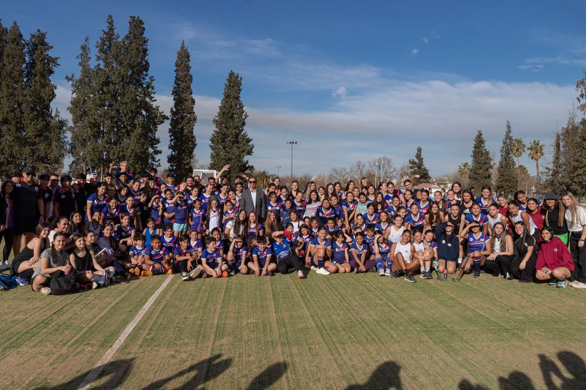 La inauguración de la nueva cancha beneficia a muchos deportistas.