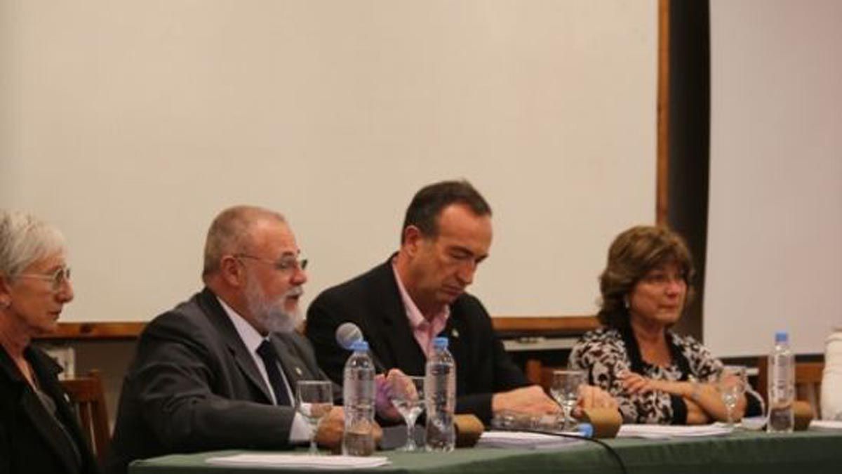 El vicerrector de la UNCuyo, Gabriel Fidel encabezó el acto de reconocimiento a desaparecidos de la Facultad de Medicina. También estuvieron el decano Roberto Miatello y la vicedecana Viviana Parra.
